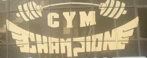 Вывеска Gym Champions на окнах второго этажа